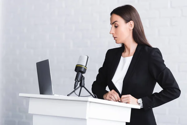 Seriös Föreläsare Stående Podium Tribune Nära Mikrofon Och Laptop — Stockfoto