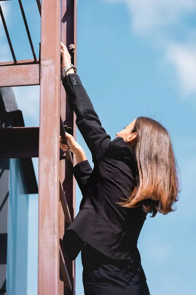 Çatıda Merdiven Tırmanma Resmi Giyim Genç Kadını — Stok fotoğraf