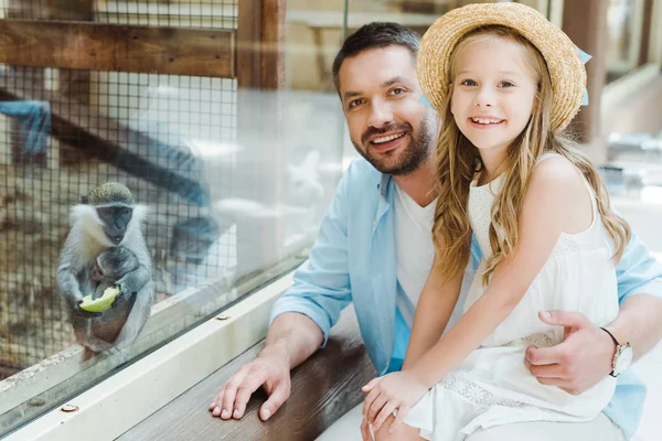 Lycklig Far Och Dotter Tittar Kamera Nära Monkey När Sitter — Stockfoto