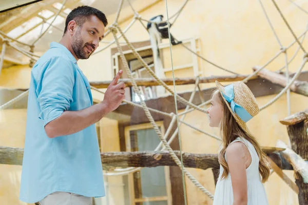 Père Barbu Pointant Doigt Près Fille Mignonne Dans Zoo — Photo