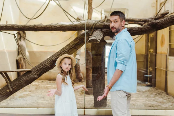 Cute Kid Handsome Father Showing Shrug Gesture Zoo — Stock Photo, Image