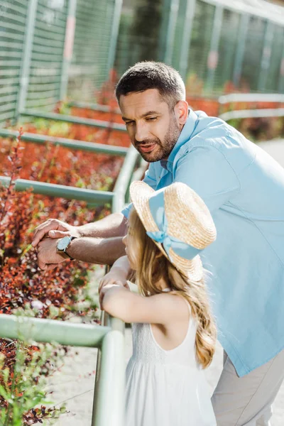 Handsome Man Looking Daughter Straw Hat Dress Standing Zoo — Stock Photo, Image