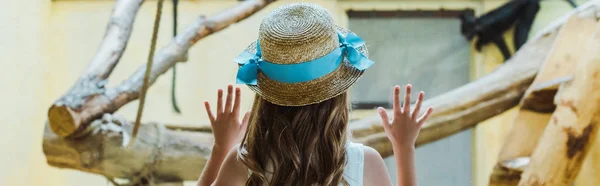 Πανοραμική Βολή Του Παιδιού Ψάθινο Καπέλο Βάζοντας Χέρια Στο Παράθυρο — Φωτογραφία Αρχείου