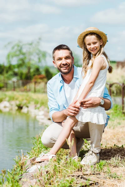 Selective Focus Cute Kid Standing Happy Father Lake — Stock Photo, Image