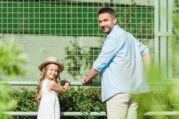 Selective Focus Cheerful Father Daughter Looking Camera Zoo — Stock Photo, Image