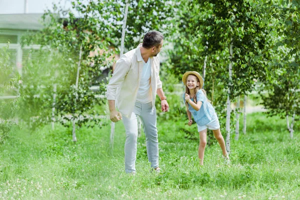 Selective Focus Happy Kid Gesturing While Looking Father Standing Grass — Stock Photo, Image