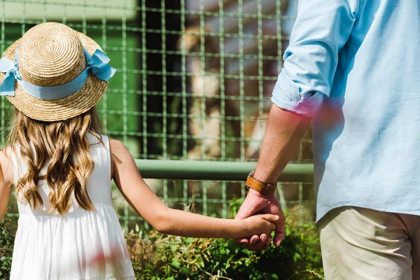 Cropped View Father Holding Hands Daughter Straw Hat Cage Zoo — Stock Photo, Image