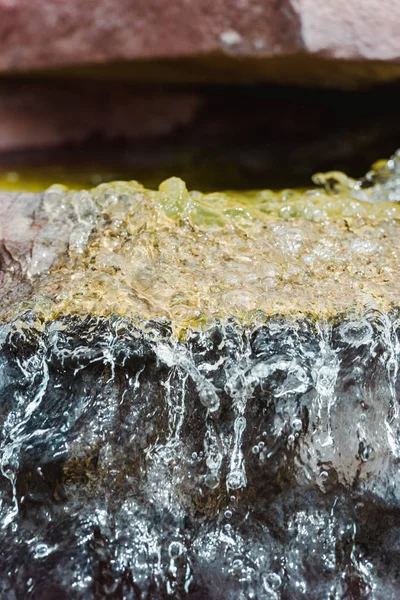 Selektiver Fokus Von Wassertropfen Die Bachnähe Fallen — Stockfoto