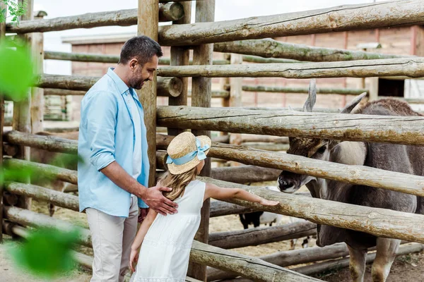 Enfoque Selectivo Hombre Guapo Pie Cerca Hija Gesto Cerca Bisonte — Foto de Stock