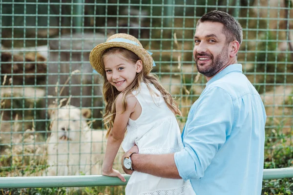 Щасливий Тато Дочка Дивиться Камеру Біля Клітки Дикою Твариною Зоопарку — стокове фото