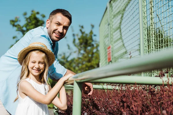 Selective Focus Cheerful Kid Straw Hat Happy Dad Standing Zoo — Stock Photo, Image