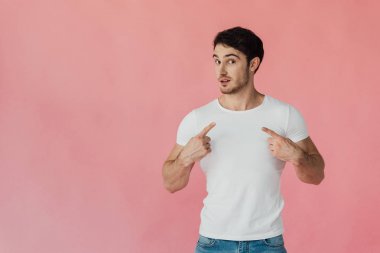 kendini pembe izole parmakları ile işaret beyaz t-shirt kaslı adam