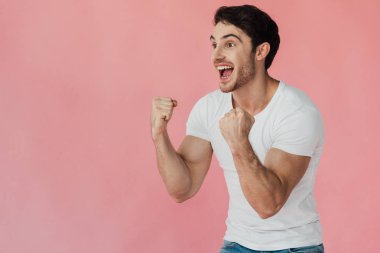 pembe izole evet jest gösteren beyaz t-shirt heyecanlı kaslı adam