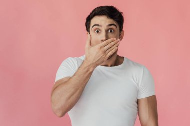 pembe izole el ile ağız kapsayan beyaz t-shirt şok kaslı adam ön görünümü