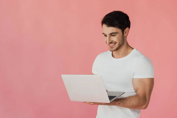 Homem Muscular Sorridente Shirt Branca Usando Laptop Isolado Rosa — Fotografia de Stock