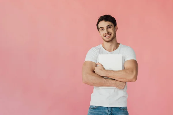Vista Frontal Del Hombre Musculoso Sonriente Camiseta Blanca Sosteniendo Ordenador —  Fotos de Stock