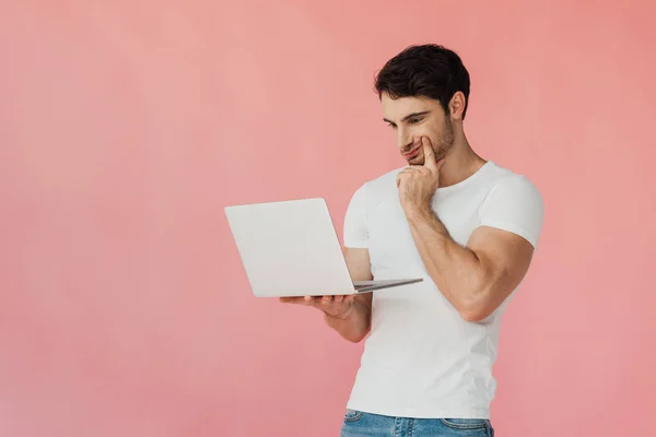 Homem Muscular Pensativo Shirt Branca Usando Laptop Isolado Rosa — Fotografia de Stock