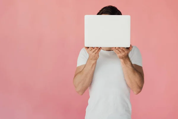 Pohled Svalnatý Muž Bílém Tričku Přenosný Notebook Izolovaný Růžovém — Stock fotografie