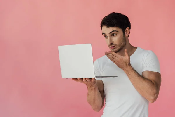 Εστιασμένη Μυώδης Άνθρωπος Λευκό Shirt Χρησιμοποιώντας Laptop Απομονωθεί Ροζ — Φωτογραφία Αρχείου