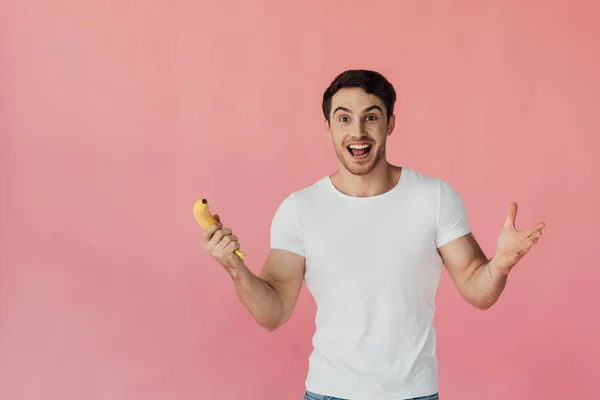 Vista Frontal Del Hombre Musculoso Excitado Camiseta Blanca Sosteniendo Plátano — Foto de Stock