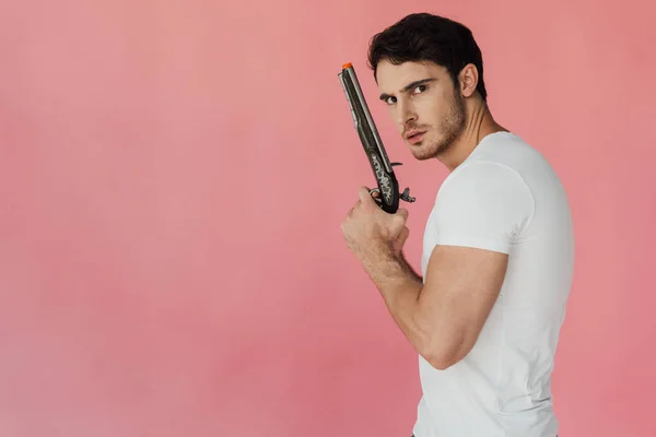 Homem Muscular Grave Branco Shirt Segurando Arma Olhando Para Câmera — Fotografia de Stock