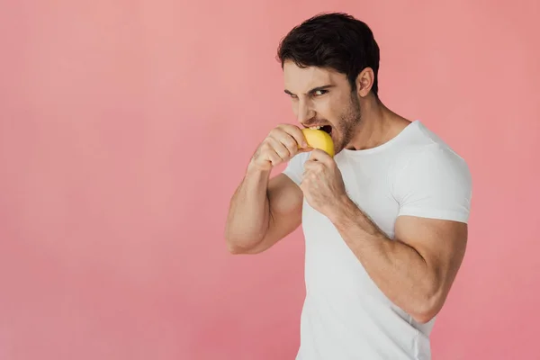 Hongerige Gespierde Man Wit Shirt Eten Banaan Geïsoleerd Roze — Stockfoto