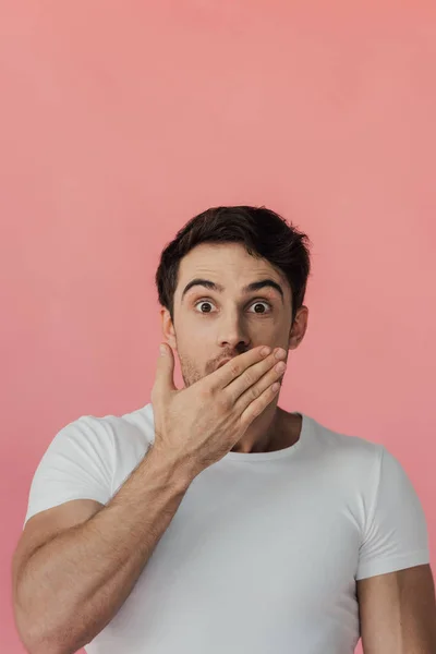 Front View Shocked Muscular Man White Shirt Covering Mouth Hand — Stock Photo, Image