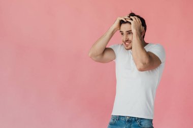 pembe izole kafasına dokunan beyaz t-shirt şok kaslı adam