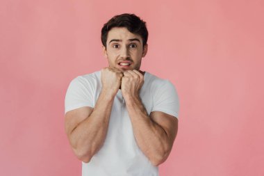 beyaz t-shirt pembe izole yüz yakın yumruktutan korkmuş kaslı adam