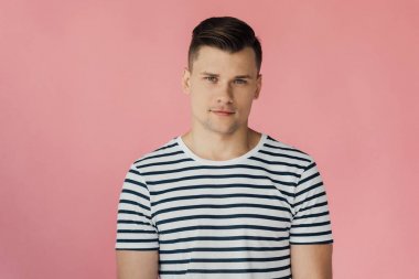 pembe izole kamera bakarak çizgili t-shirt yakışıklı adamın ön görünümü