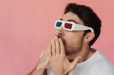 pembe izole elleri ile ağız kapsayan 3d gözlük şok kaslı adam