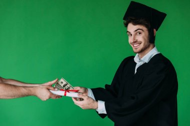 kırmızı kurdele ile diploma tutan ve yeşil izole rüşvet sunan akademik kap öğrenci