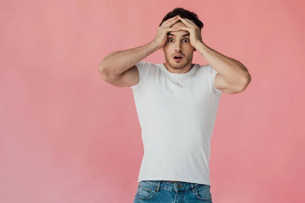 Geschokt Gespierde Man Wit Shirt Raken Hoofd Geïsoleerd Roze — Stockfoto