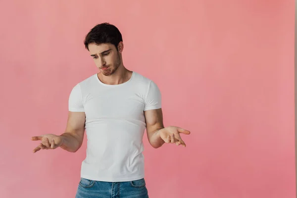 Triste Pensativo Hombre Blanco Camiseta Gesto Aislado Rosa — Foto de Stock