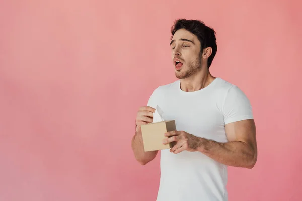 Hombre Musculoso Camiseta Blanca Sosteniendo Servilletas Estornudos Aislados Rosa — Foto de Stock