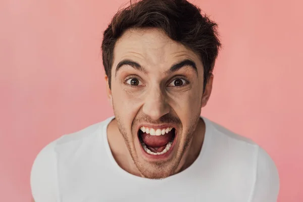 Vooraanzicht Van Boze Man Schreeuwen Kijken Naar Camera Geïsoleerd Roze — Stockfoto