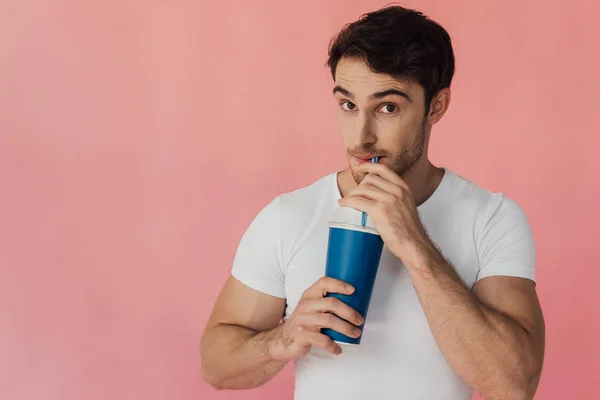 Homem Muscular Branco Shirt Bebida Bebendo Isolado Rosa — Fotografia de Stock