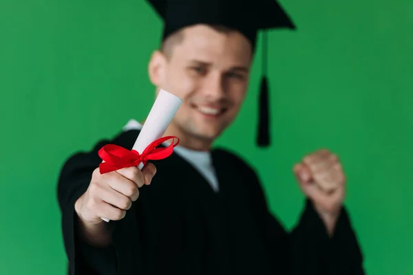 Selektywne Skupienie Uśmiechniętego Ucznia Akademickim Kapelusza Posiadania Dyplomu Czerwoną Wstążką — Zdjęcie stockowe