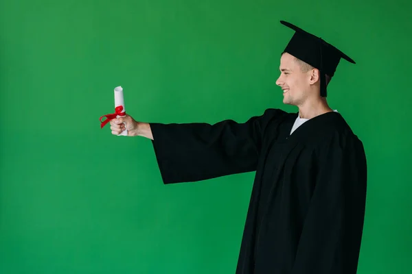 Seitenansicht Eines Lächelnden Studenten Akademischer Mütze Mit Diplom Und Roter — Stockfoto