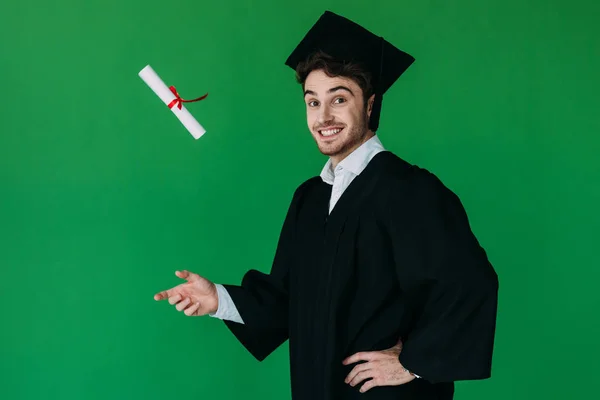Izgatott Diák Akadémiai Sapka Dobott Diplomát Piros Szalag Izolált Zöld — Stock Fotó