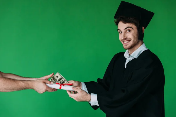 Studente Berretto Accademico Possesso Diploma Con Nastro Rosso Offrendo Tangente — Foto Stock