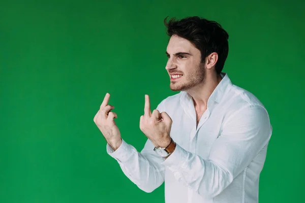 Θυμωμένος Άντρας Λευκό Πουκάμισο Που Δείχνει Μεσαία Δάχτυλα Απομονώνονται Πράσινο — Φωτογραφία Αρχείου