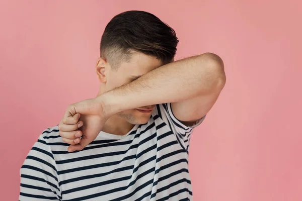 Jonge Man Gestreepte Shirt Vegen Ogen Met Arm Geïsoleerd Roze — Stockfoto