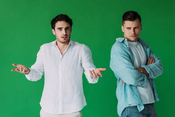 Dos Hombres Ofendidos Camisas Aisladas Verde — Foto de Stock