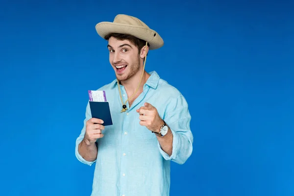 Turista Sonriente Sombrero Safari Con Pasaporte Billete Avión Apuntando Con — Foto de Stock