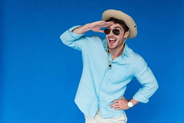 Turista Excitado Sombrero Safari Gafas Sol Riendo Mirando Distancia Aislado — Foto de Stock