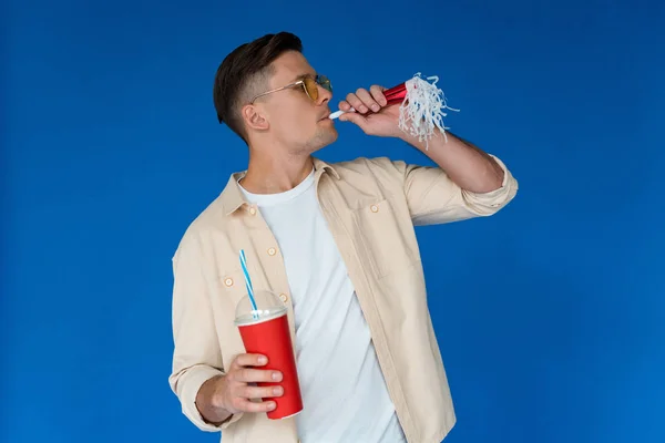 Hombre Gafas Sol Celebración Bebidas Cuerno Fiesta Aislado Azul —  Fotos de Stock