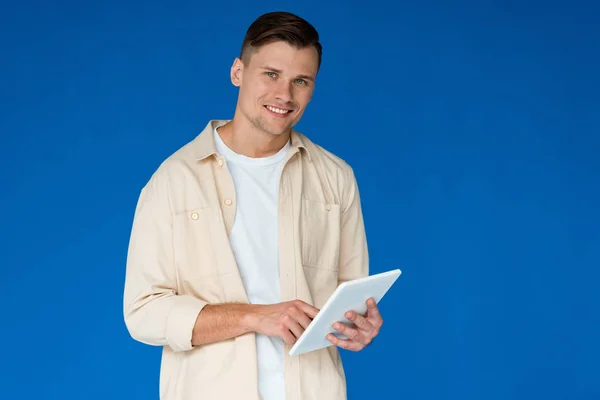 Jovem Sorridente Camisa Usando Tablet Digital Isolado Azul — Fotografia de Stock