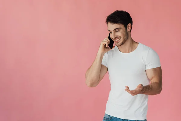 Glimlachend Gespierde Man Wit Shirt Praten Smartphone Gebaren Geïsoleerd Roze — Stockfoto