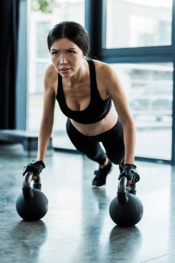 dambıl ile egzersiz spor güzel kız 
